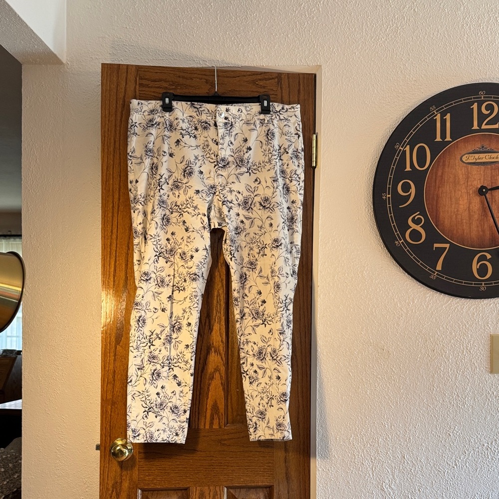 Calvin Klein White and Black Floral Women's Straight Leg Jeans